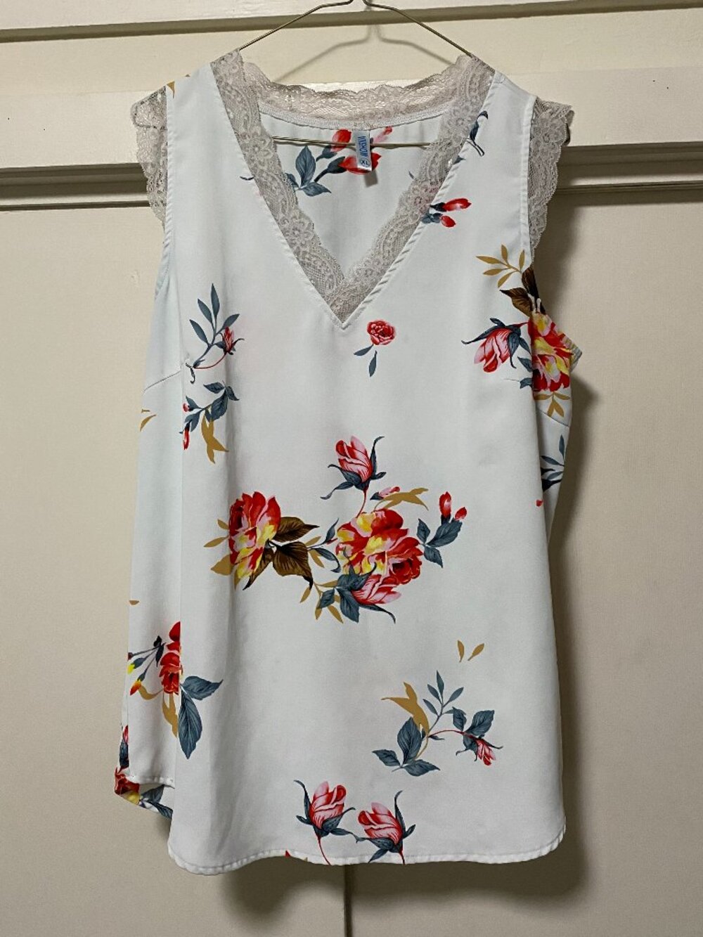 VIIshow sleeveless white tunic w/large & small roses & lace, size XL